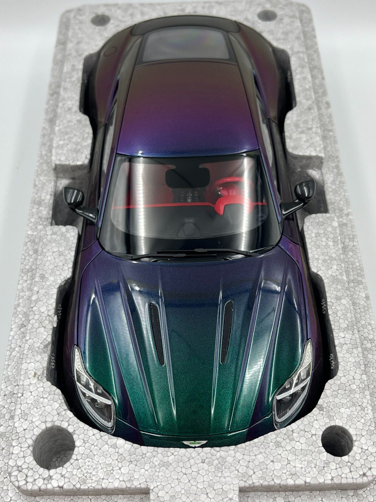 Scale Model 1 18Aston MartinDB 12 - immagine 4