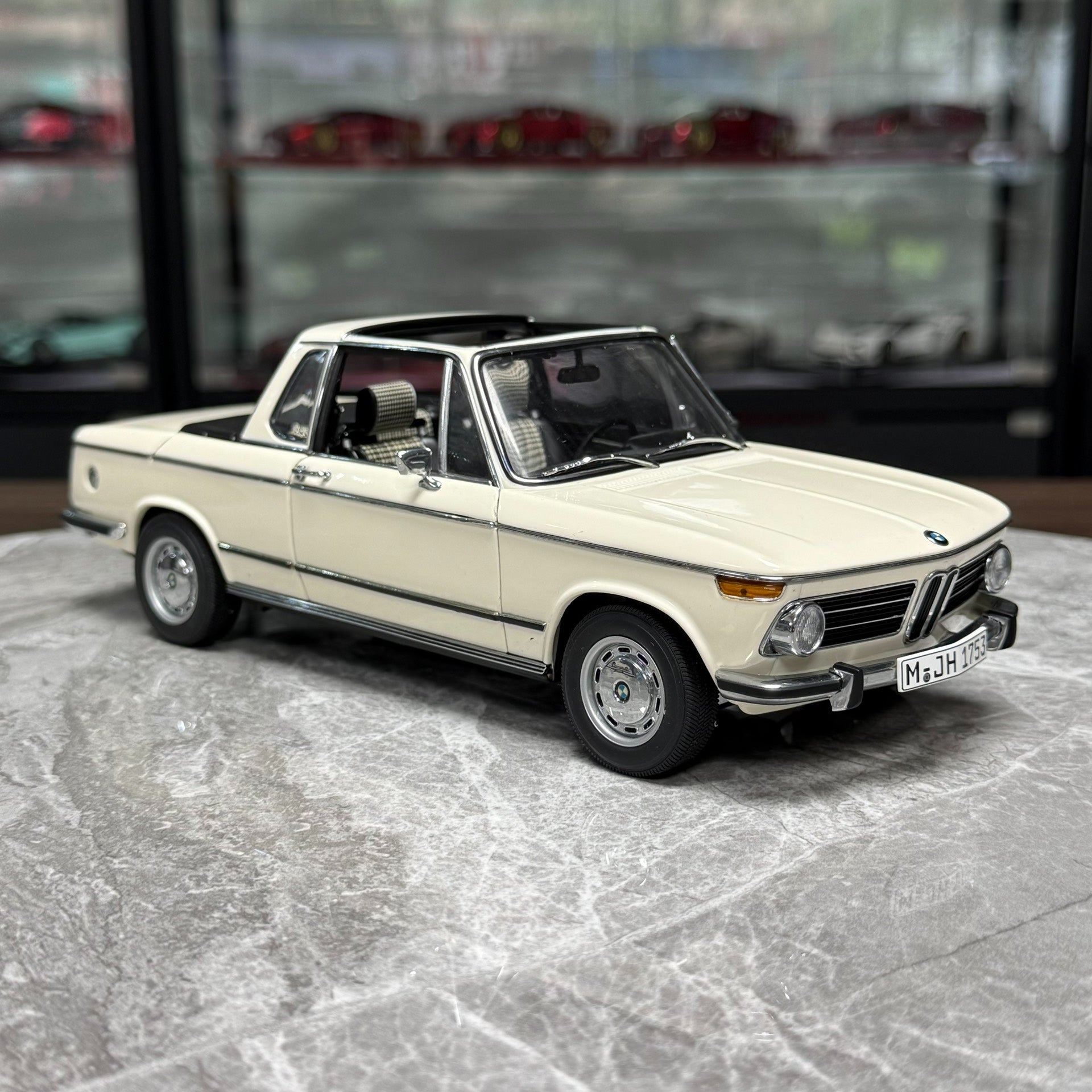 AUTOart BMW 2002 BAUR 1:18 Alloy Model image 4