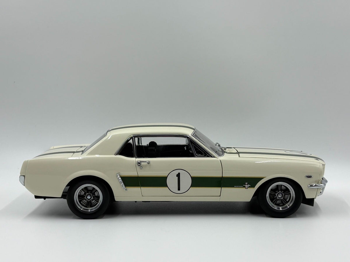 AR Classic Carlectables CC 1965 Ford Mustang castrol 1:18 - immagine 4
