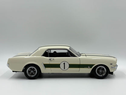 AR Classic Carlectables CC 1965 Ford Mustang castrol 1:18 - immagine 4