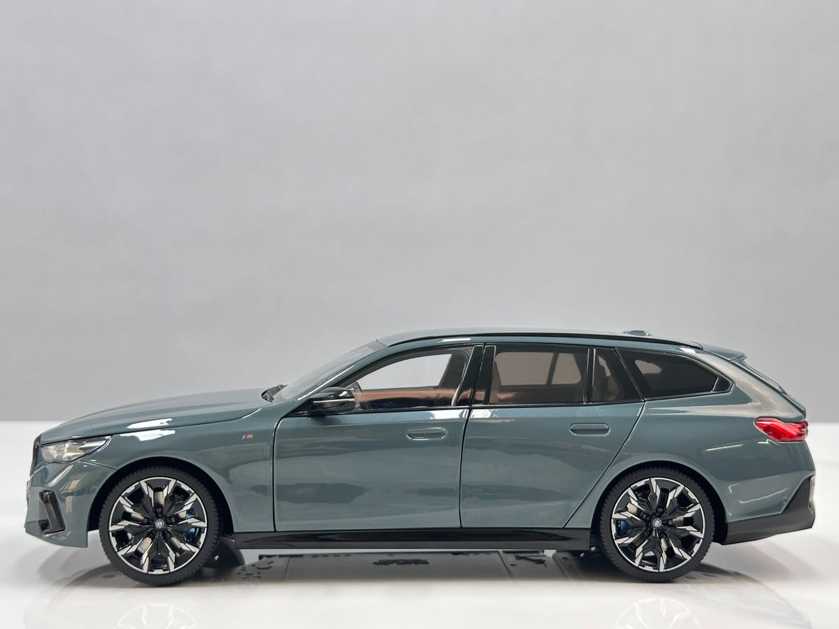 MINICHAMPS BMW i5 M60 TOUR TOURING 2024 110023600 1:18 - immagine 4