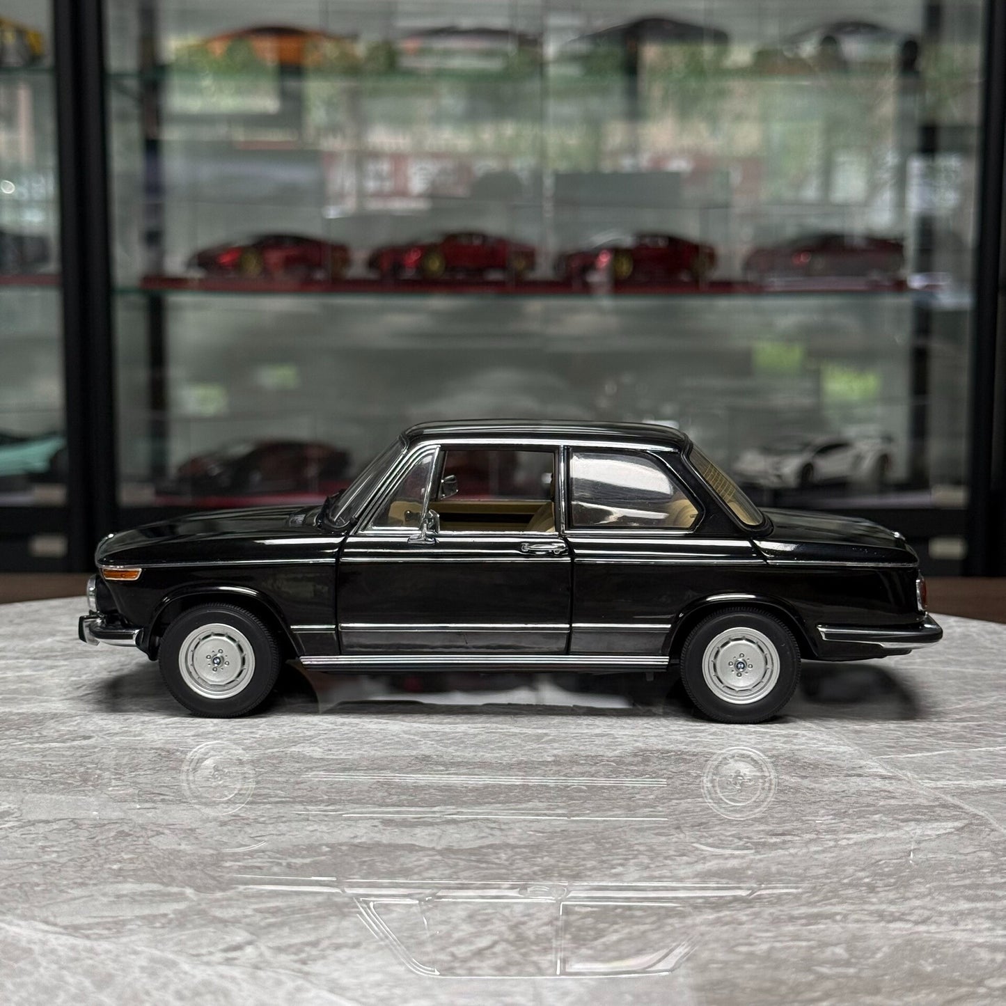 AUTOart BMW 2002 L 1:18 Alloy Model image 4