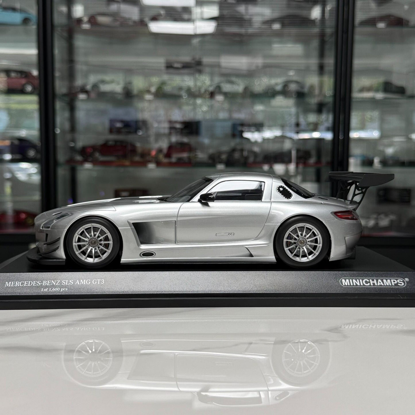 MINICHAMPS Mercedes-Benz SLS AMG GT3 1:18 Alloy Model image 4