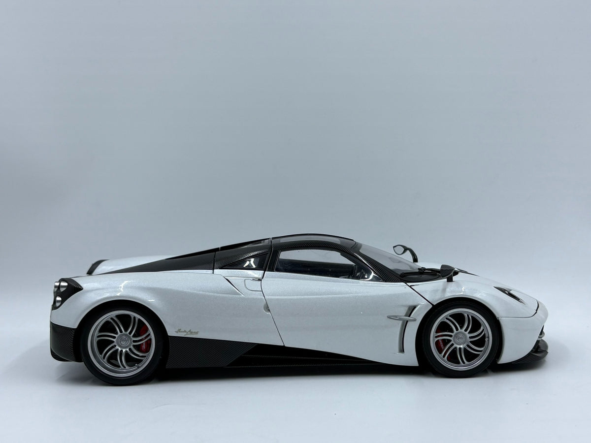 AUTOart 18 PAGANI HUAYRA Pearl DiecastModel 1:18 Pearl White - immagine 4