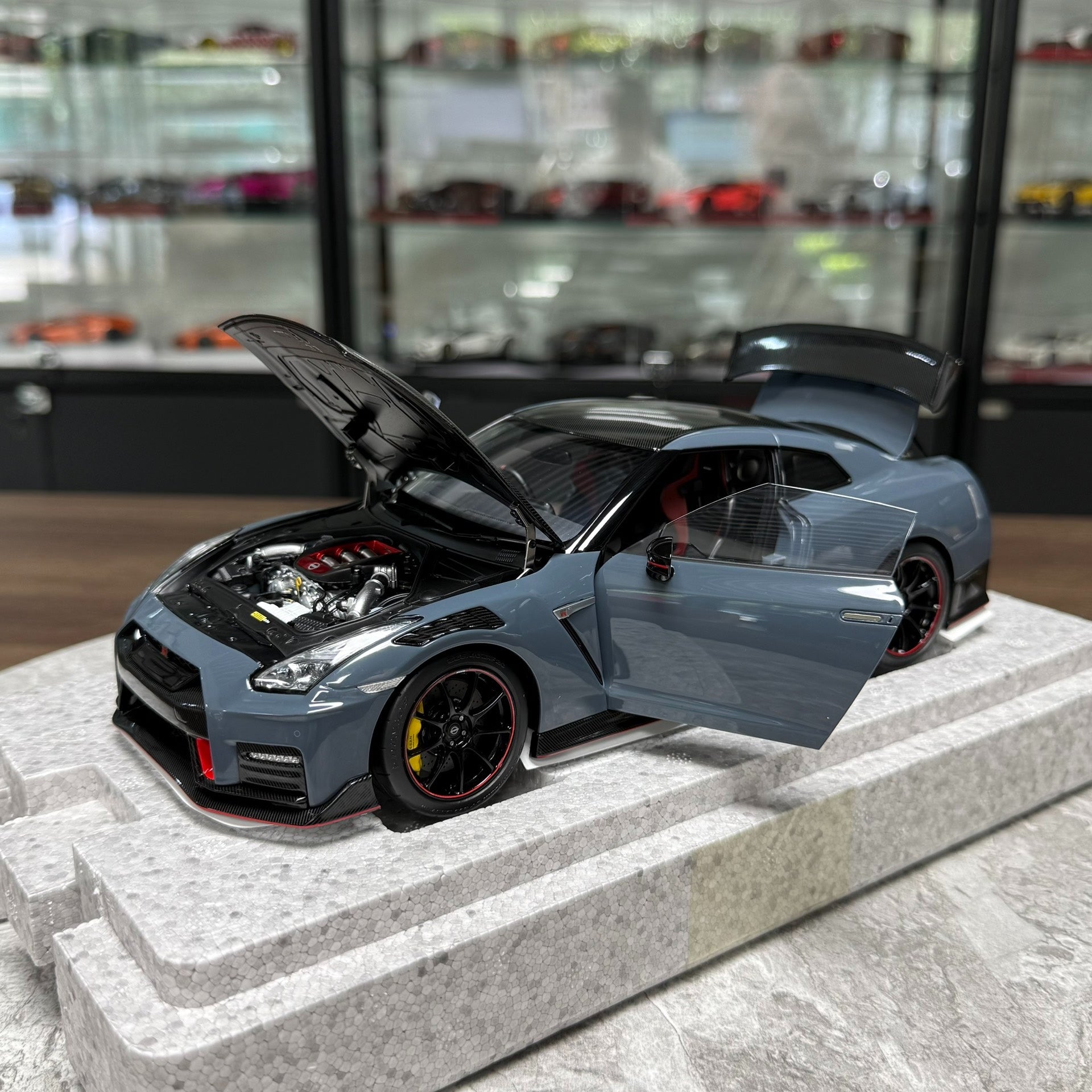 Motorhelix Nissan GT-R R35 1:18 Alloy Model image 5