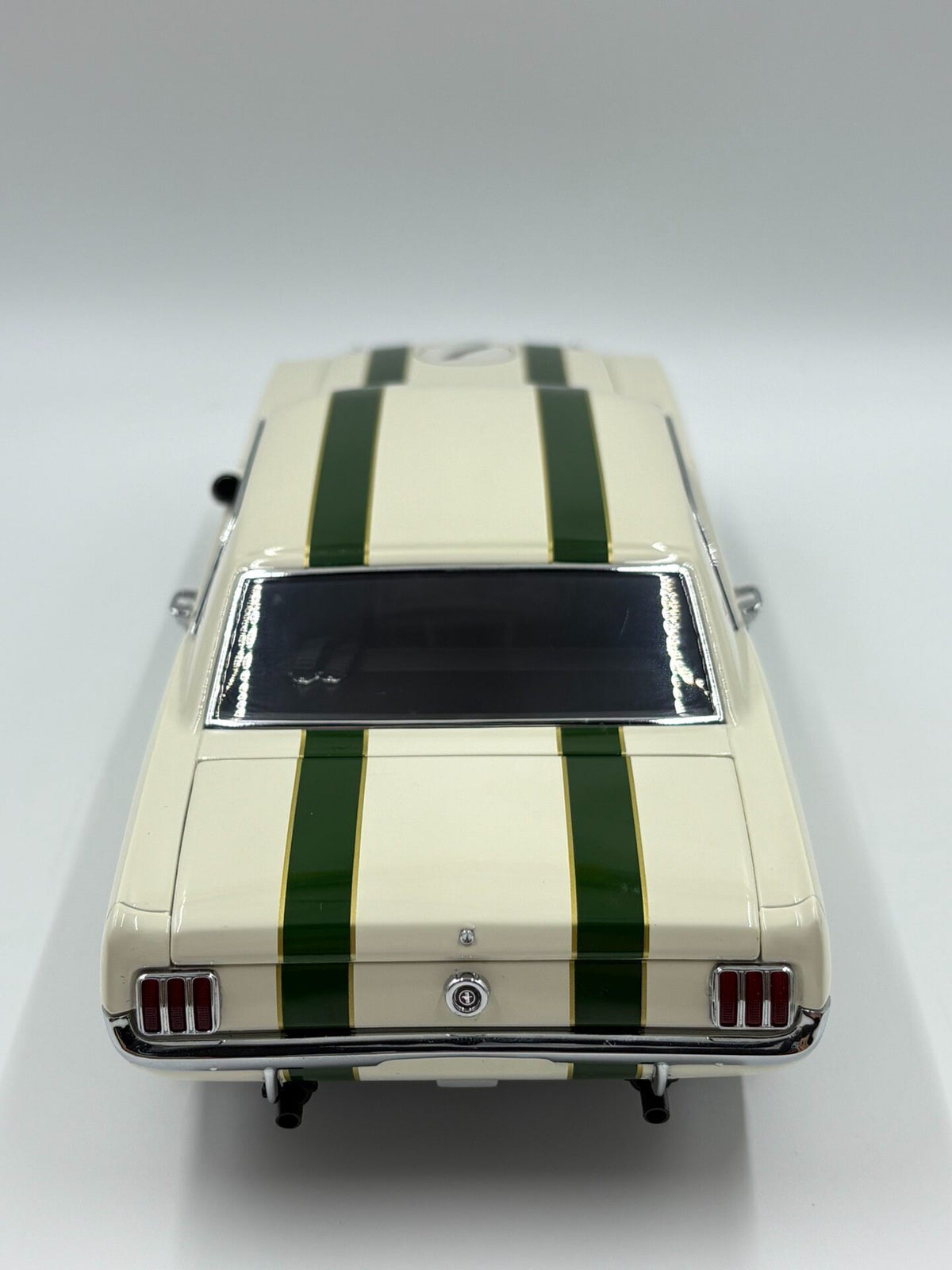 AR Classic Carlectables CC 1965 Ford Mustang castrol 1:18 - immagine 5