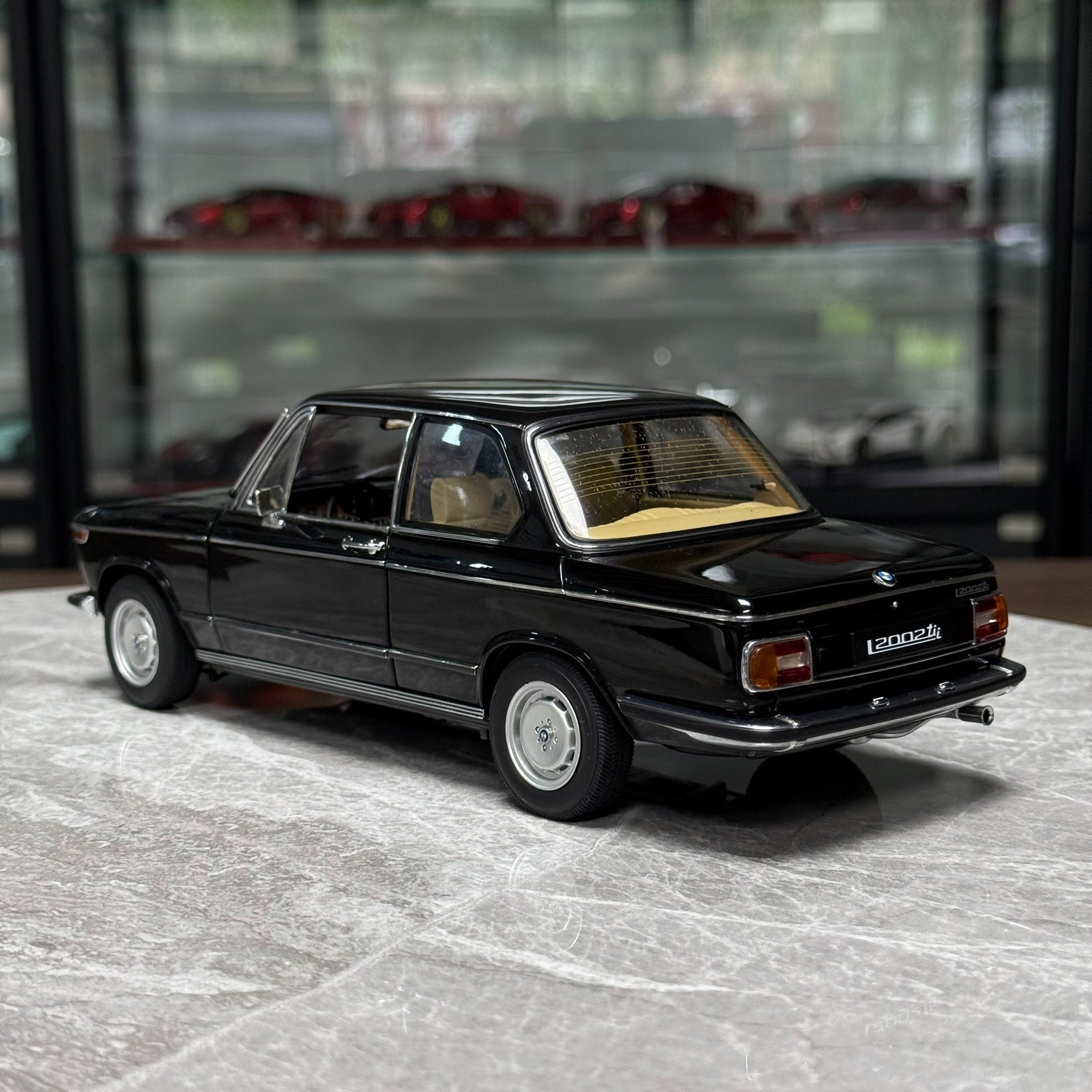 AUTOart BMW 2002 L 1:18 Alloy Model image 5