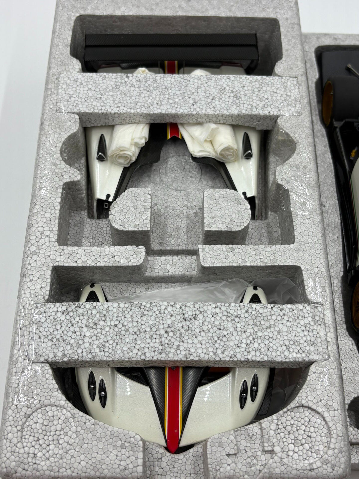 AUTOart PaganiZonda R DiecastModel 1:18 - immagine 5