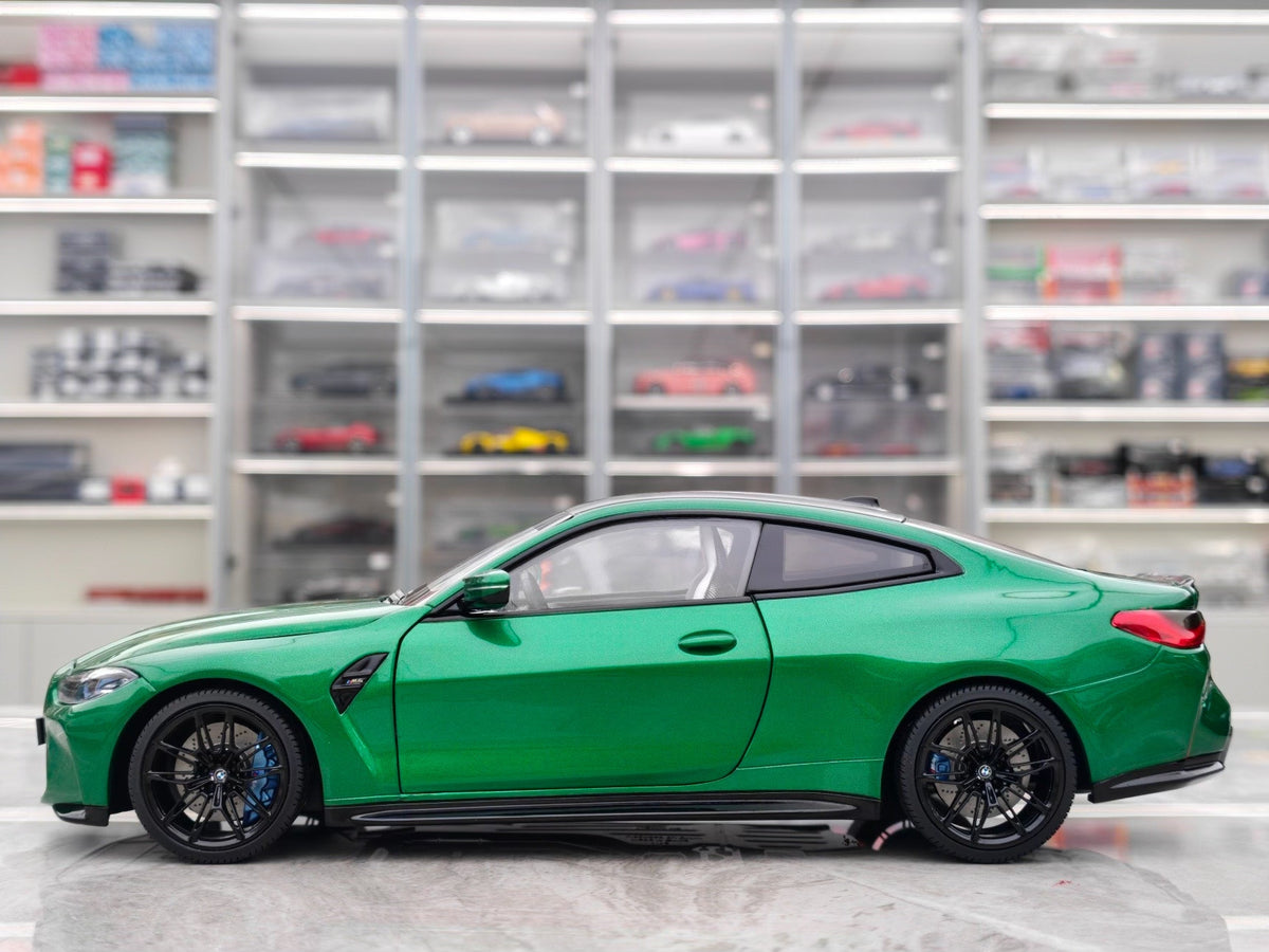 MINICHAMPS BMW M4 DiecastModel 1:18 Green - immagine 5