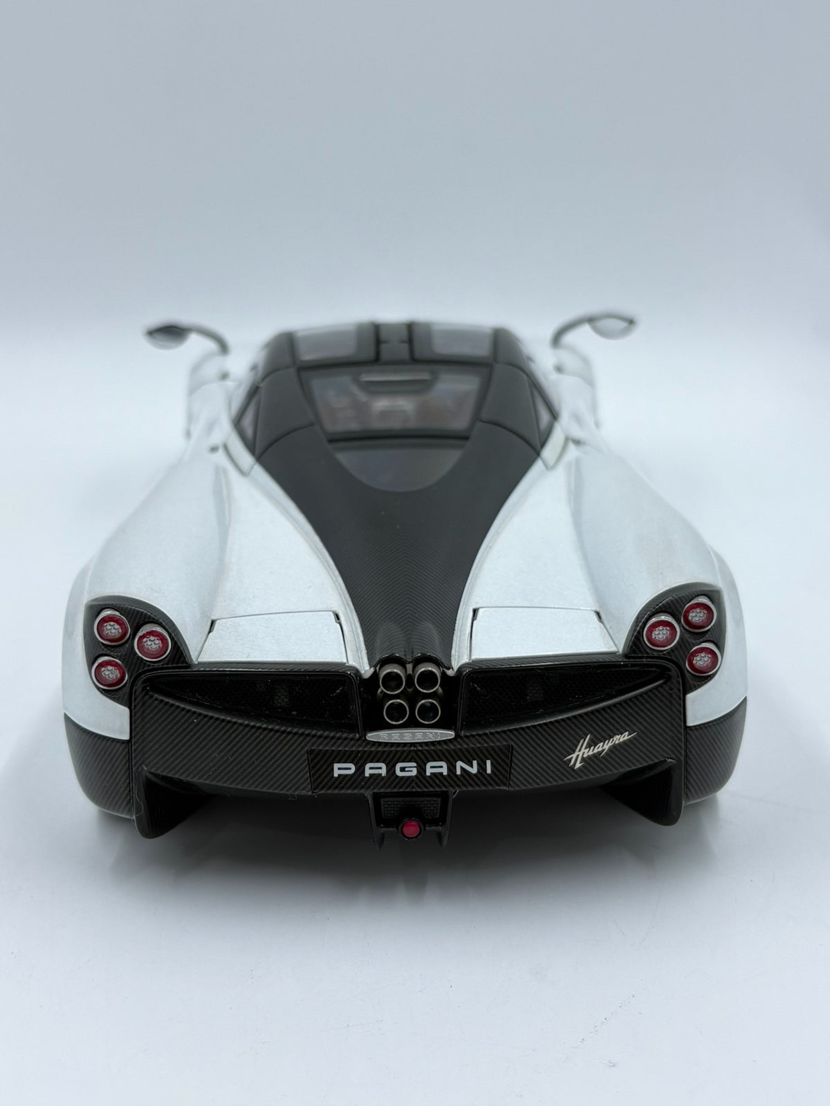 AUTOart 18 PAGANI HUAYRA Pearl DiecastModel 1:18 Pearl White - immagine 5