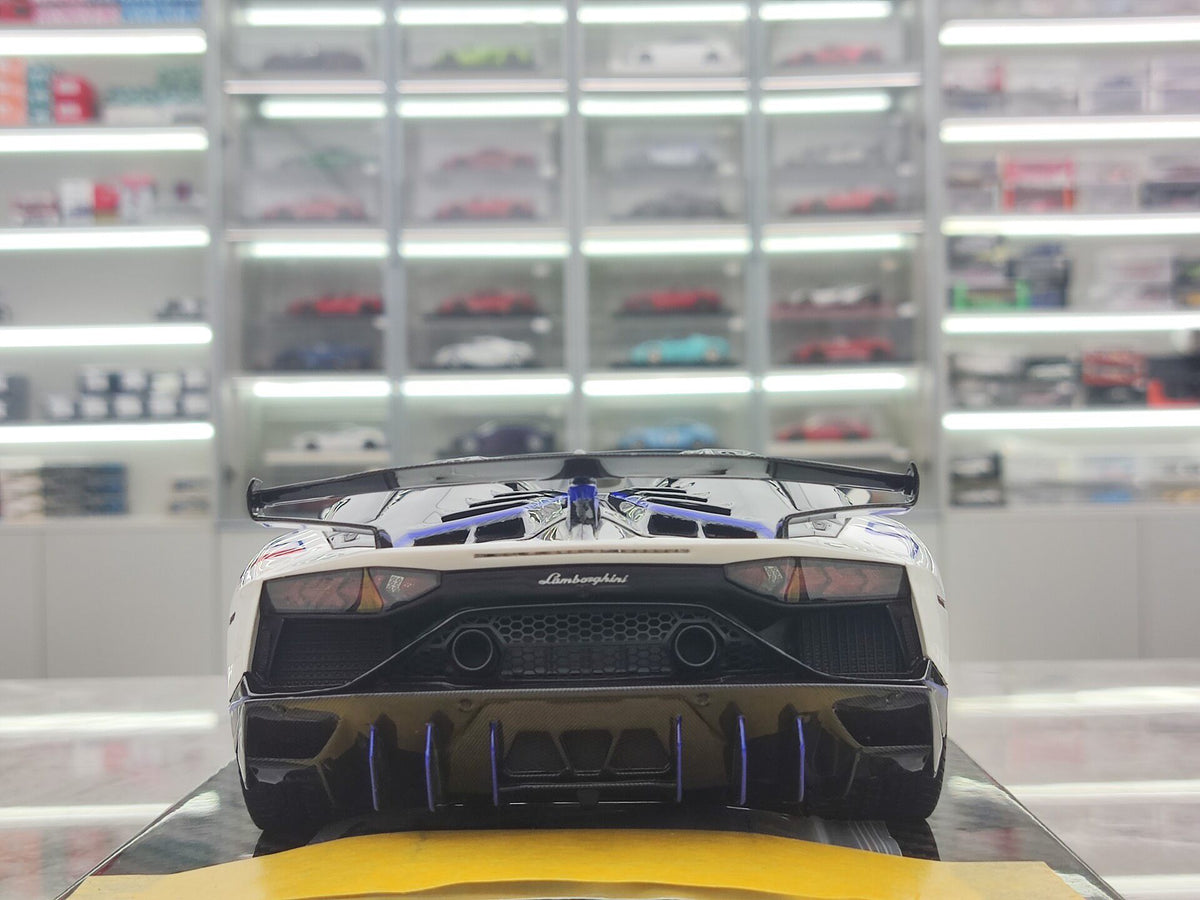 Scale Model RUNNER LamborghiniSVJ JM-RNR 035 1:18 - immagine 5