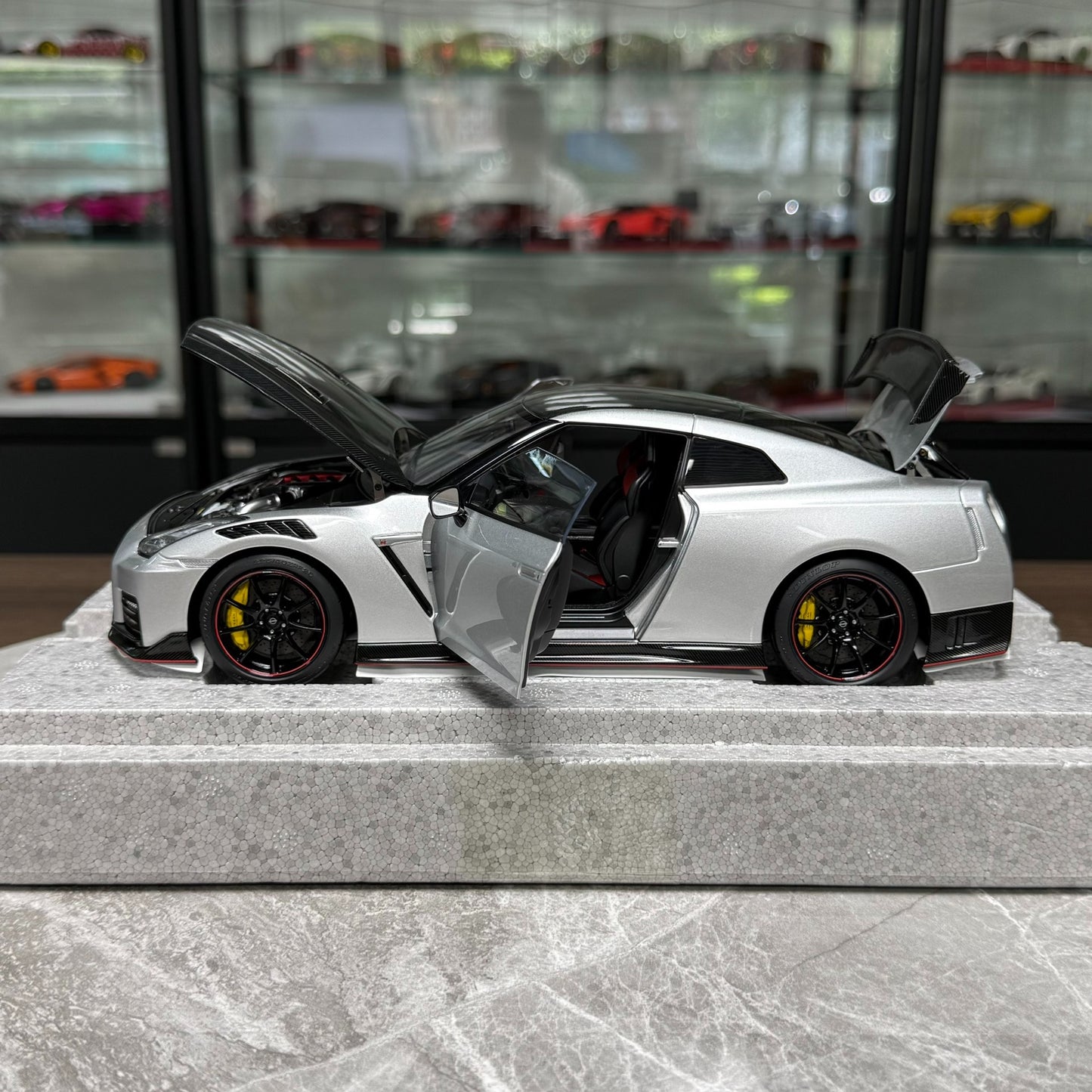 Motorhelix Nissan GT-R R35 1:18 Alloy Model image 6