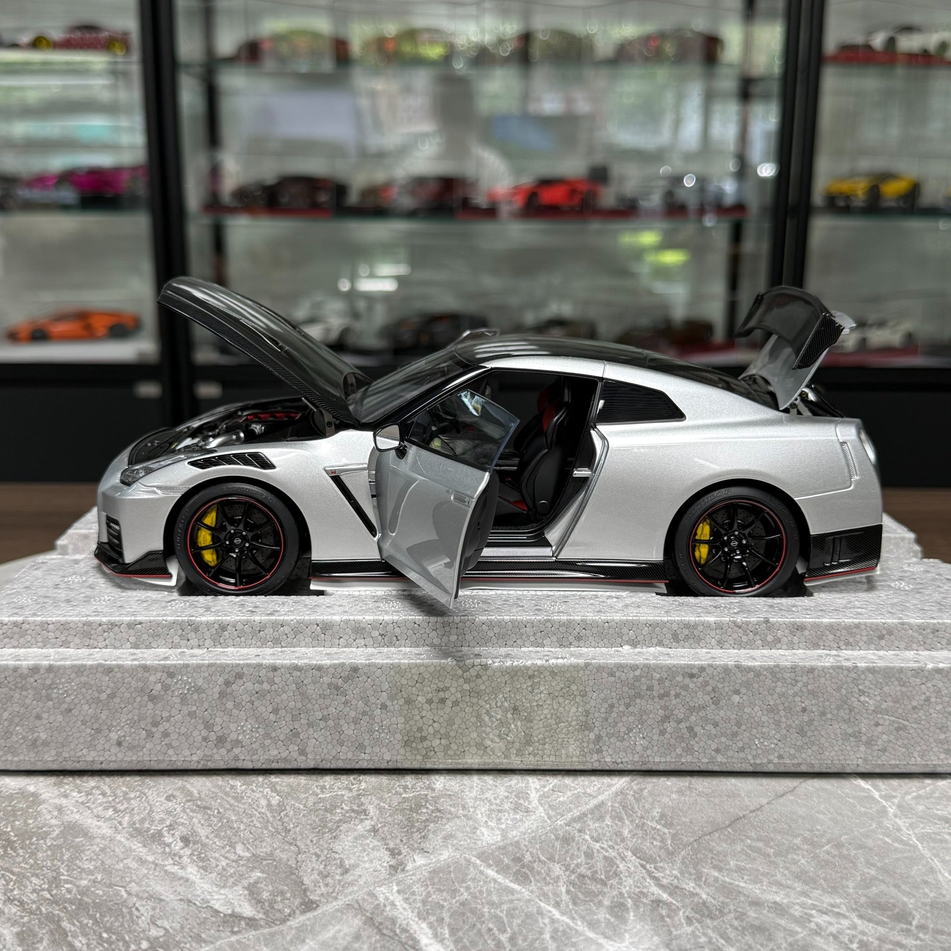 Motorhelix Nissan GT-R R35 1:18 Alloy Model image 6