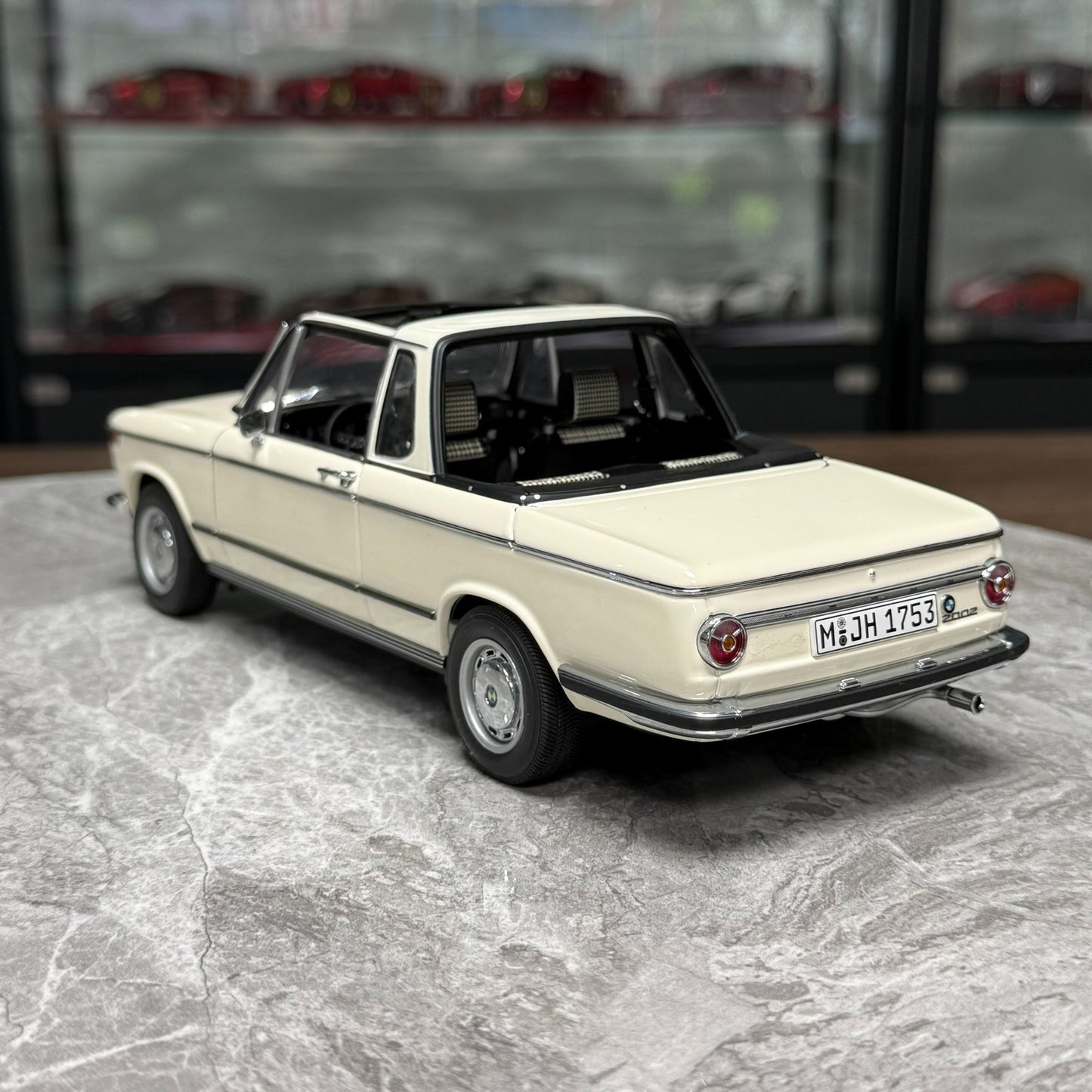 AUTOart BMW 2002 BAUR 1:18 Alloy Model image 6