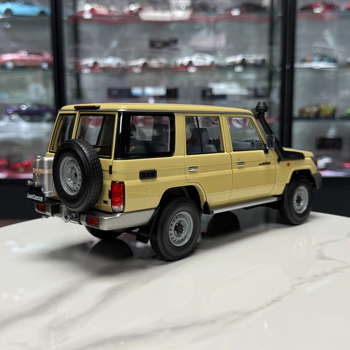 Almost Real Toyota Land Cruiser 76 LC76 2017 1:18 Alloy Model image 6