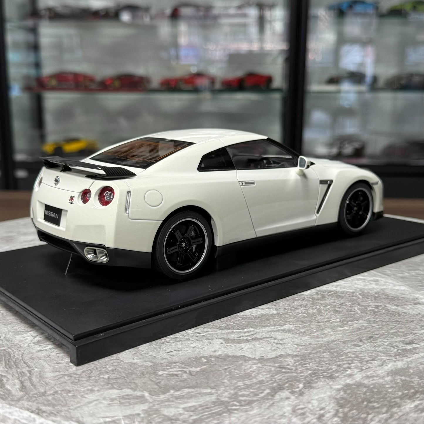 AUTOart Nissan GT-R R35 V-Spec 1:18 Alloy Model image 6