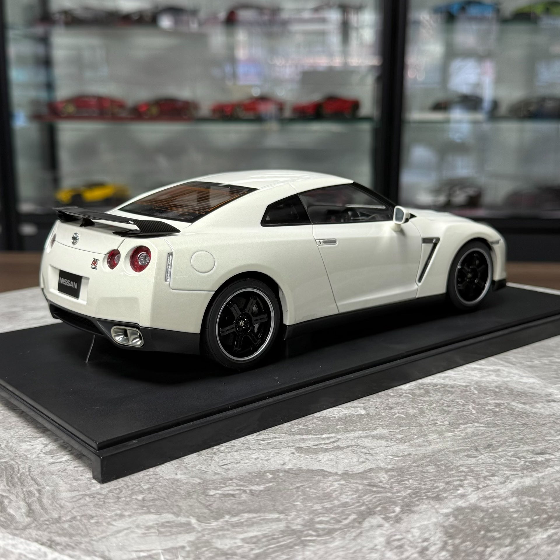 AUTOart Nissan GT-R R35 V-Spec 1:18 Alloy Model image 6