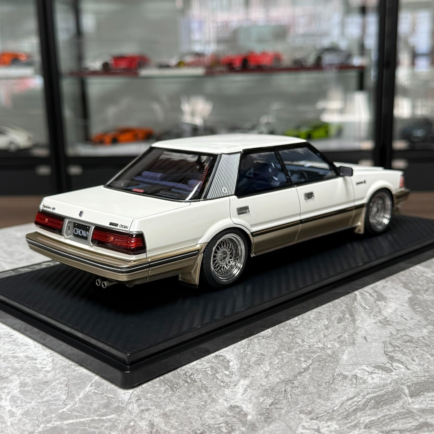 Ignition Model Toyota Crown 2.8 G(120) 1:18 Resin Model image 6