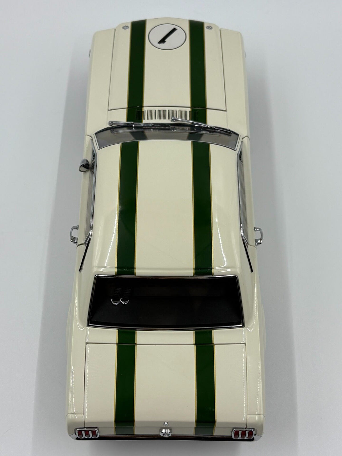 AR Classic Carlectables CC 1965 Ford Mustang castrol 1:18 - immagine 6