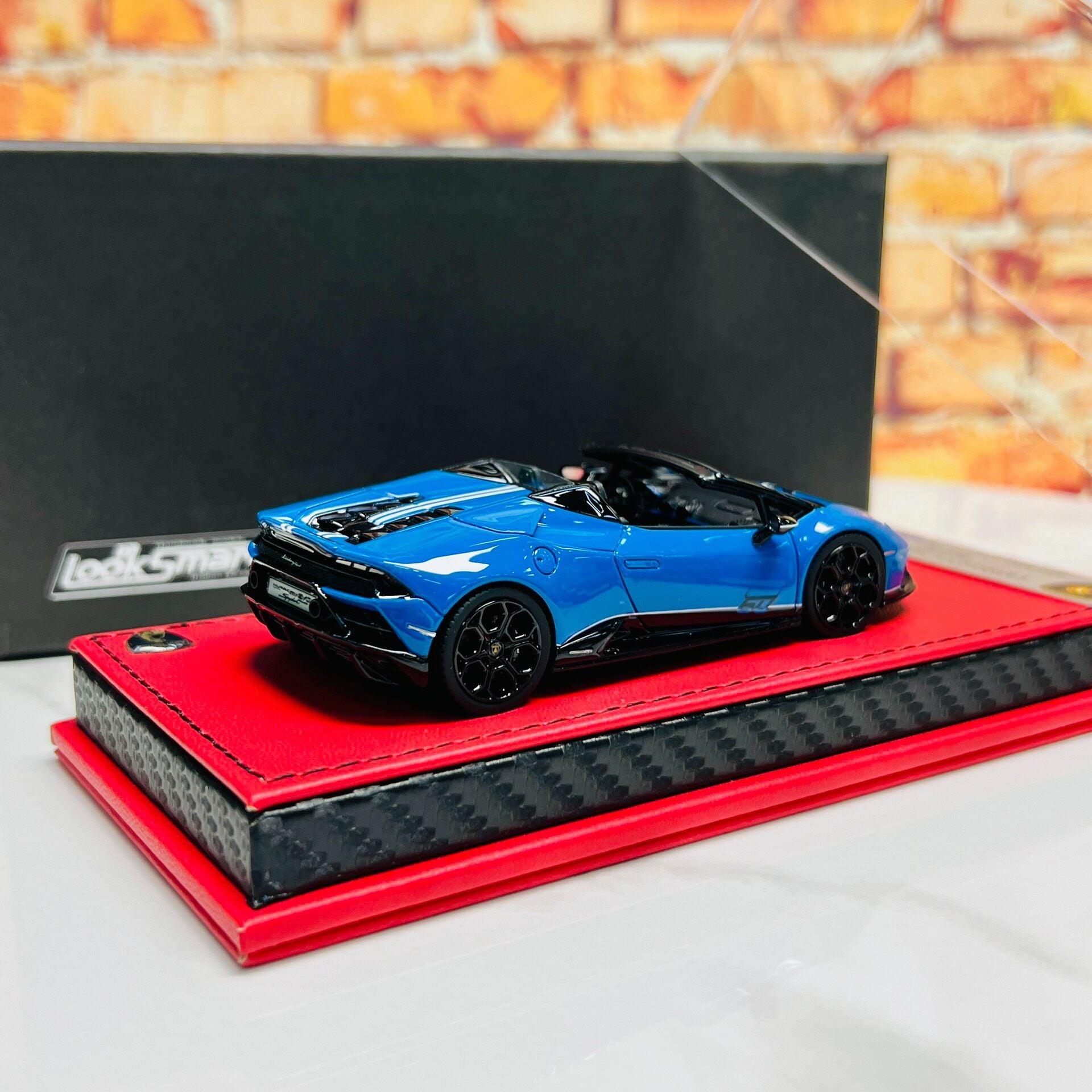 Looksmart Lamborghini 1:43 Resin Model image 6