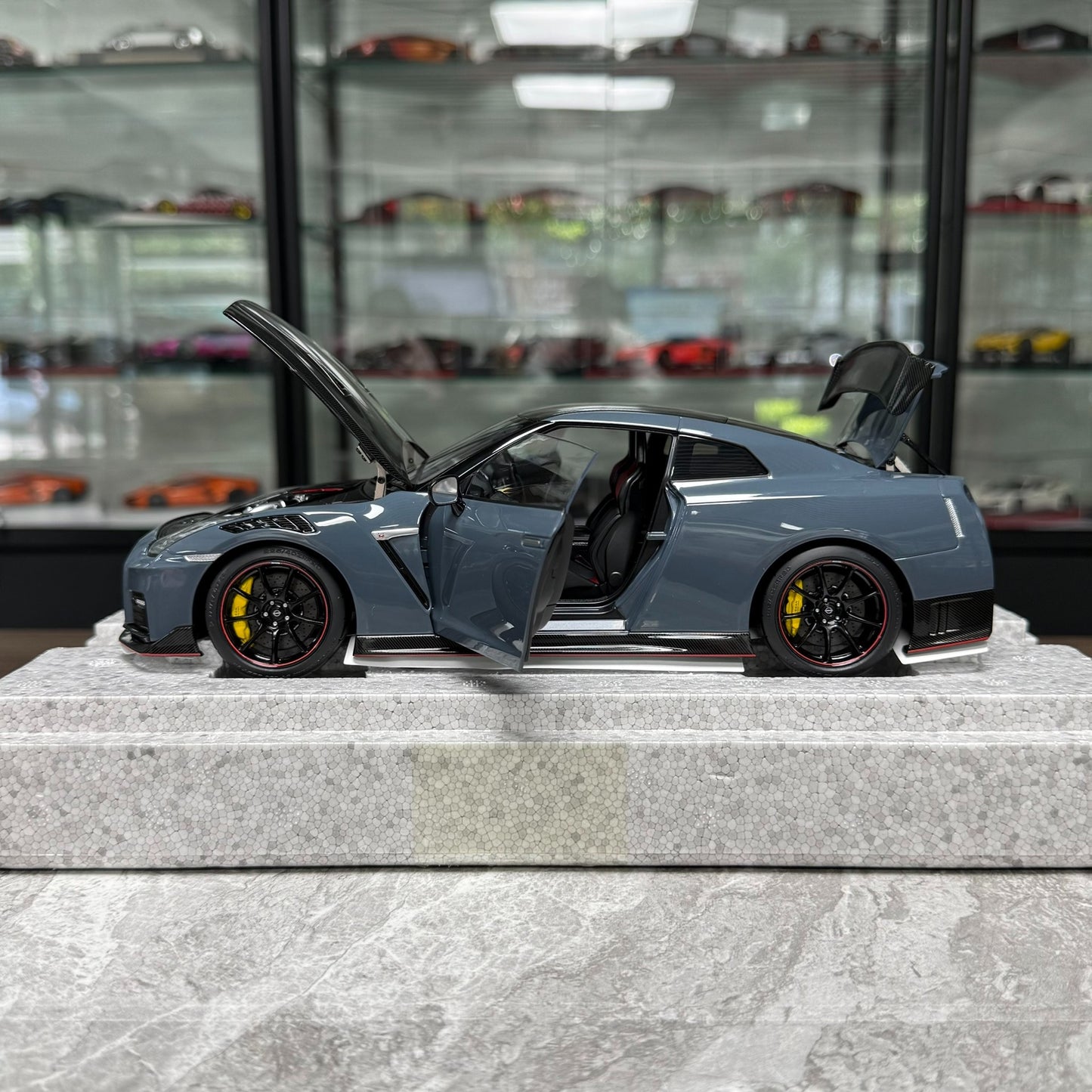 Motorhelix Nissan GT-R R35 1:18 Alloy Model image 6