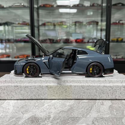 Motorhelix Nissan GT-R R35 1:18 Alloy Model image 6