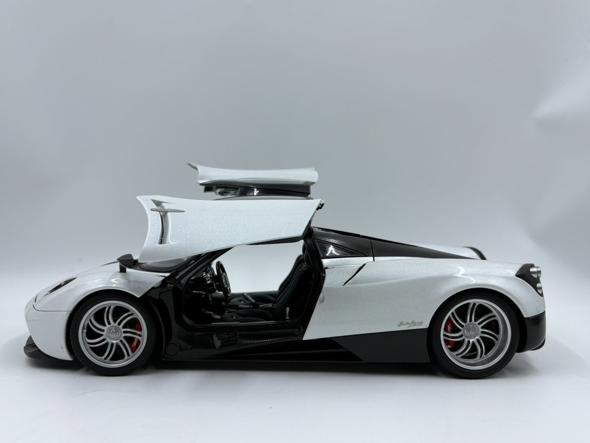 AUTOart 18 PAGANI HUAYRA Pearl DiecastModel 1:18 Pearl White - immagine 6