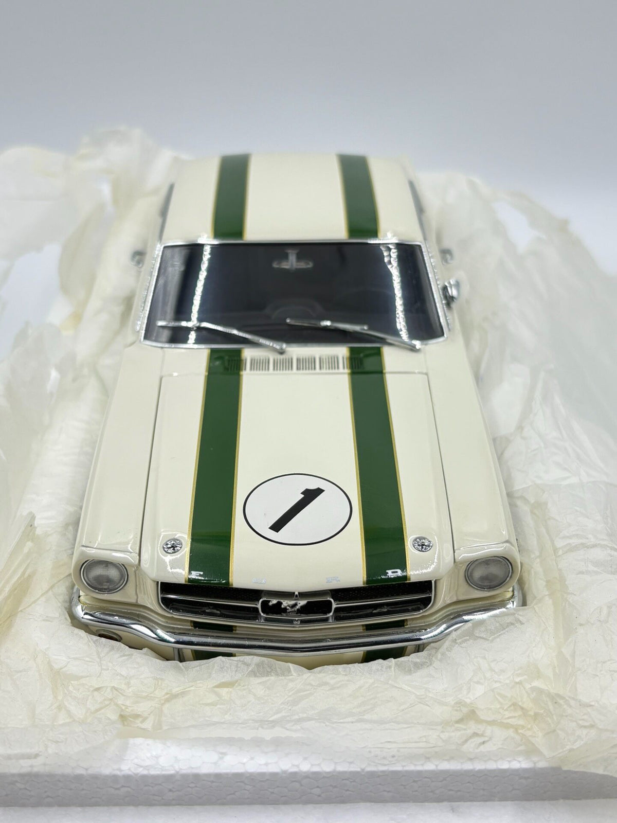 AR Classic Carlectables CC 1965 Ford Mustang castrol 1:18 - immagine 7