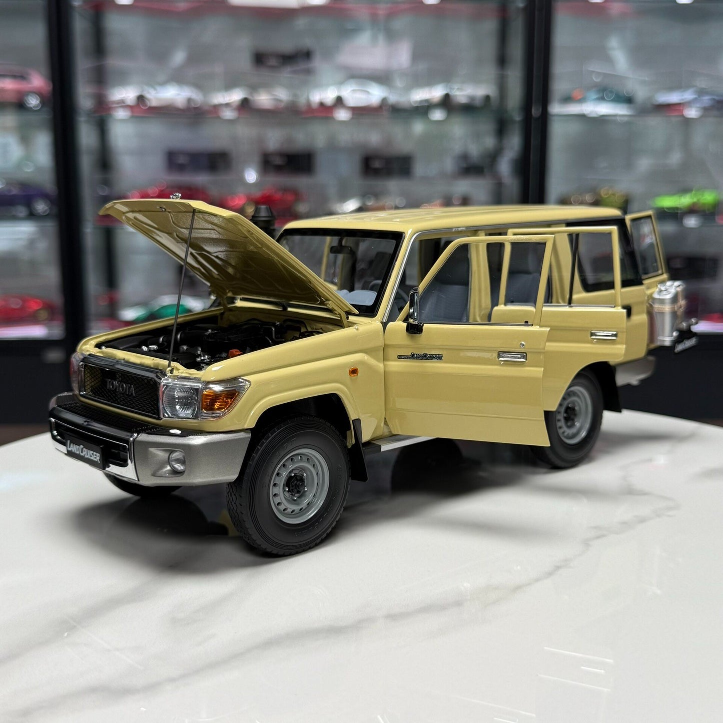 Almost Real Toyota Land Cruiser 76 LC76 2017 1:18 Alloy Model image 7