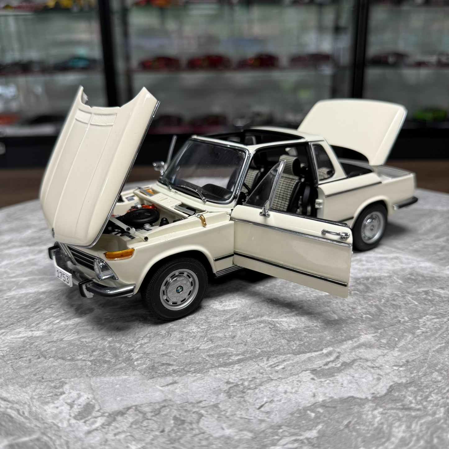 AUTOart BMW 2002 BAUR 1:18 Alloy Model image 7