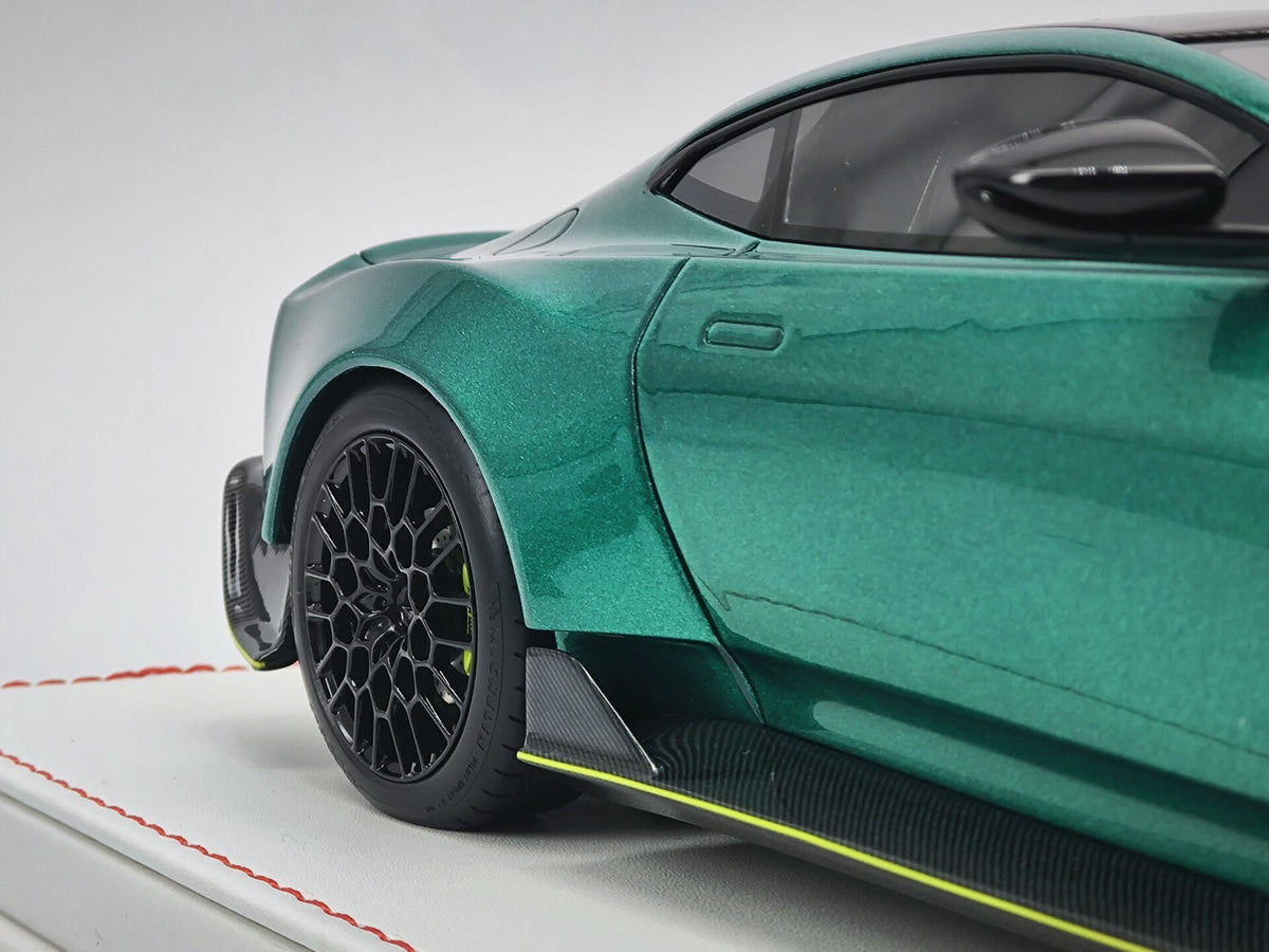 Scale Model Runner Aston Martin Valour RNR 020 1:18 - immagine 7