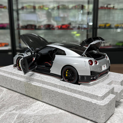 Motorhelix Nissan GT-R R35 1:18 Alloy Model image 7