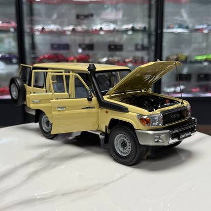 Almost Real Toyota Land Cruiser 76 LC76 2017 1:18 Alloy Model image 8