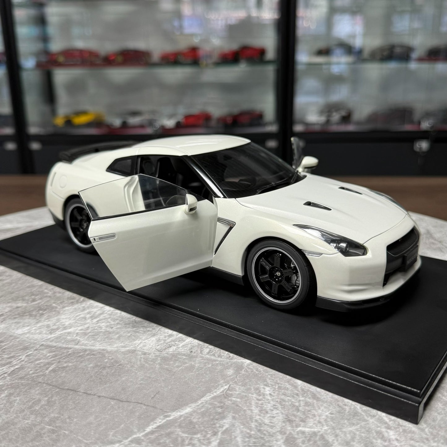 AUTOart Nissan GT-R R35 V-Spec 1:18 Alloy Model image 8