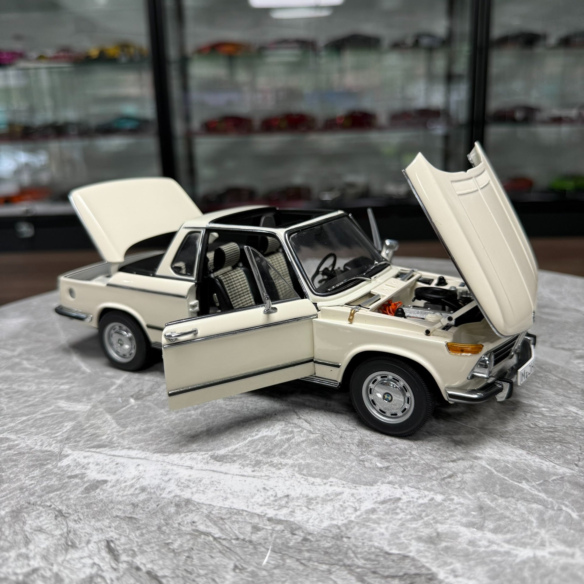 AUTOart BMW 2002 BAUR 1:18 Alloy Model image 8