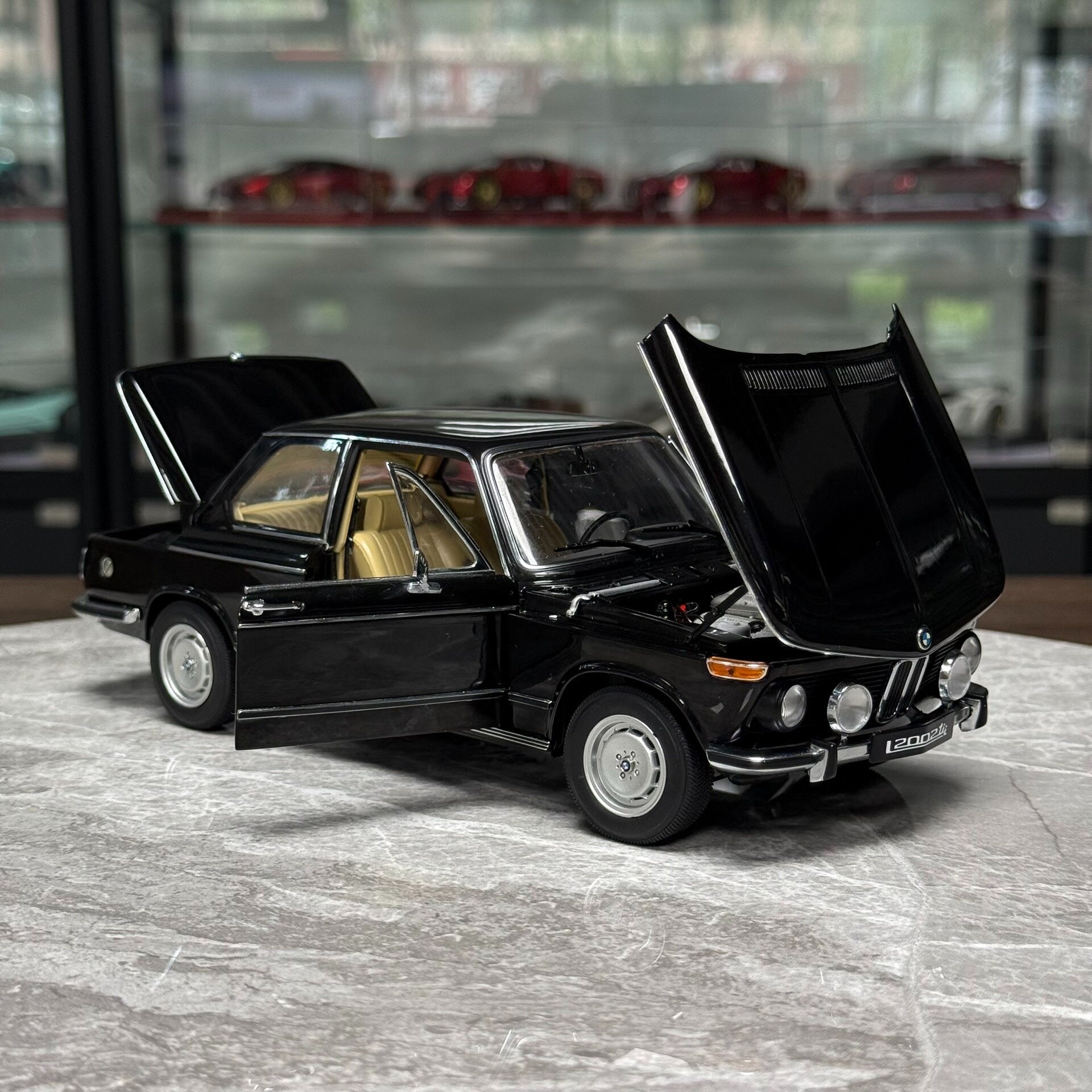 AUTOart BMW 2002 L 1:18 Alloy Model image 8