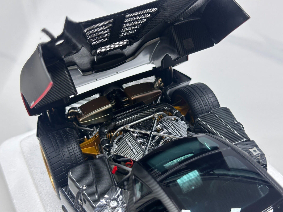 AR  1:18 Pagani Zonda F 2005 - Modello da collezione - immagine 8