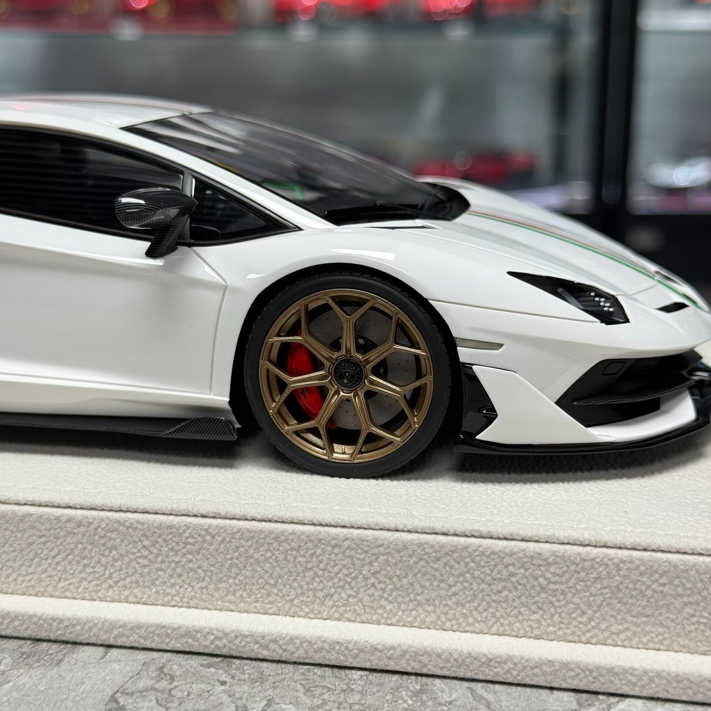 Make Up Lamborghini Aventador SVJ 1:18 Resin Model image 8