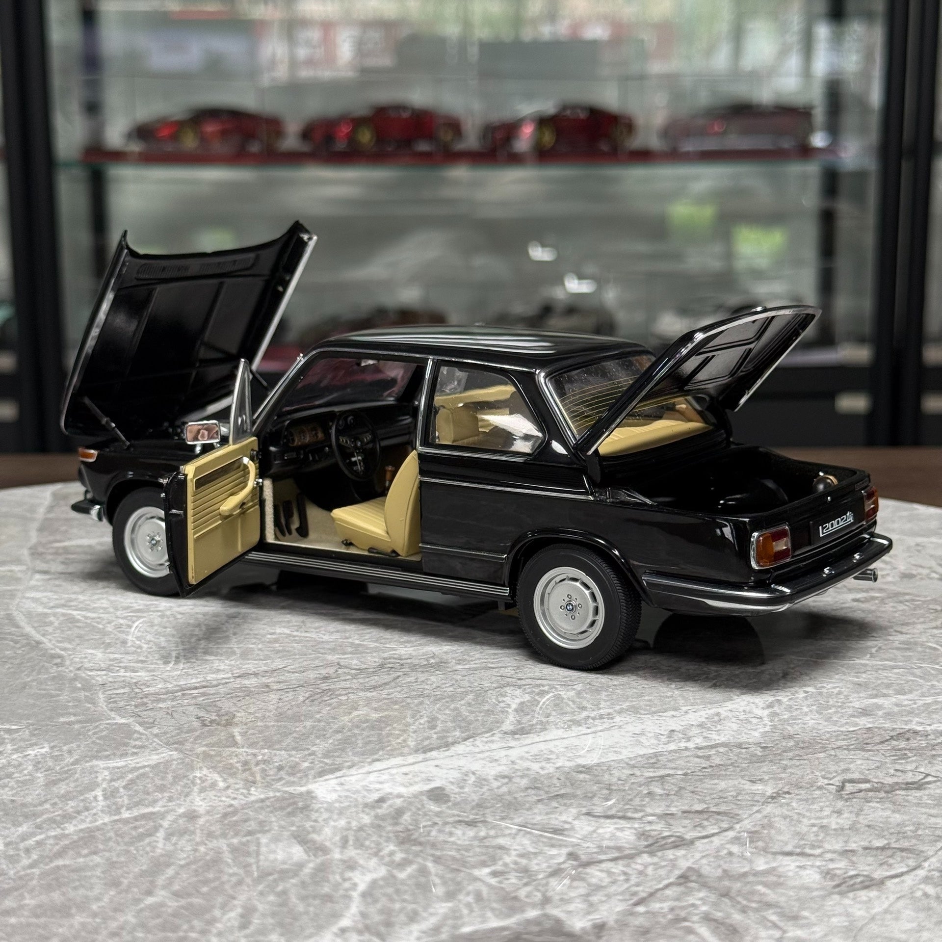 AUTOart BMW 2002 L 1:18 Alloy Model image 9