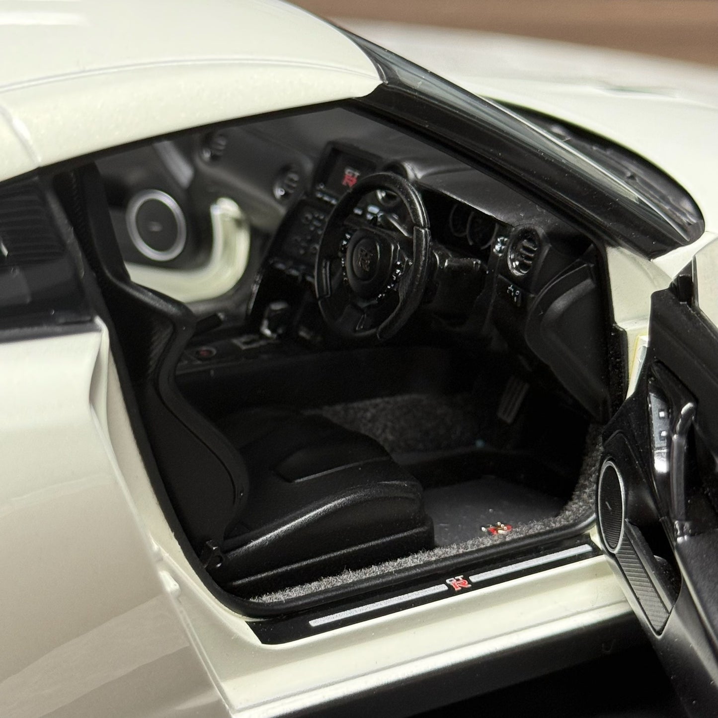 AUTOart Nissan GT-R R35 V-Spec 1:18 Alloy Model image 9