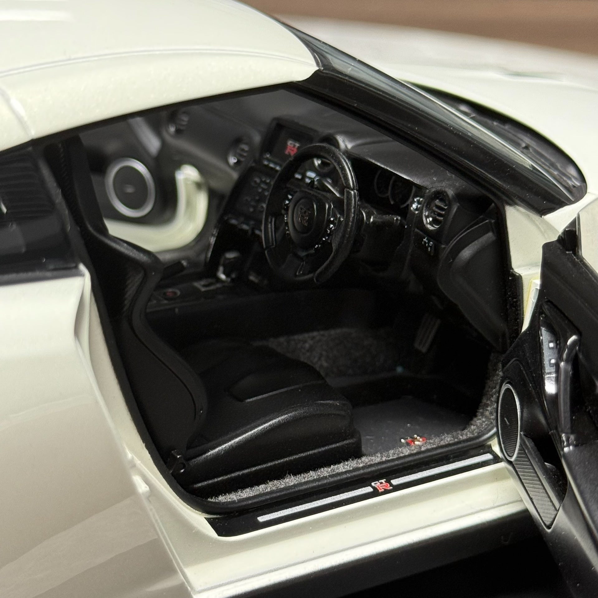 AUTOart Nissan GT-R R35 V-Spec 1:18 Alloy Model image 9