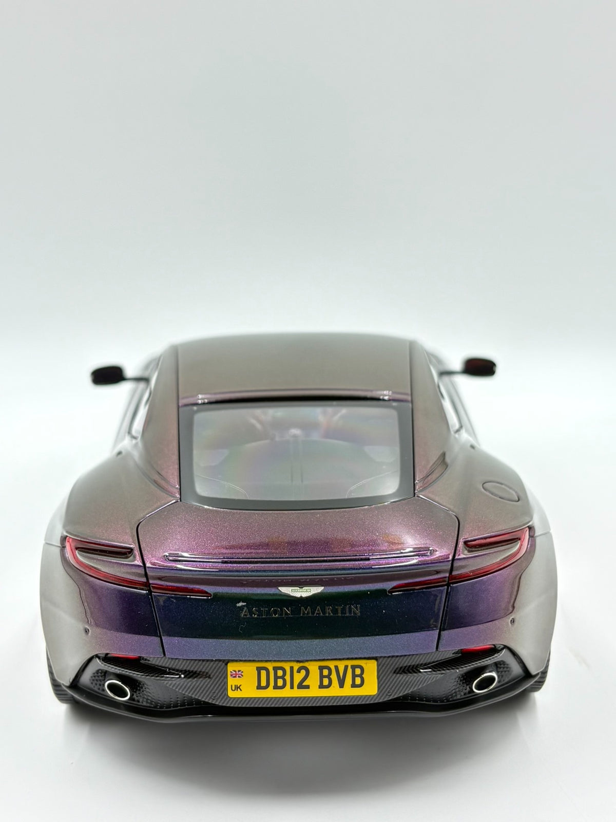 Scale Model 1 18Aston MartinDB 12 - immagine 9