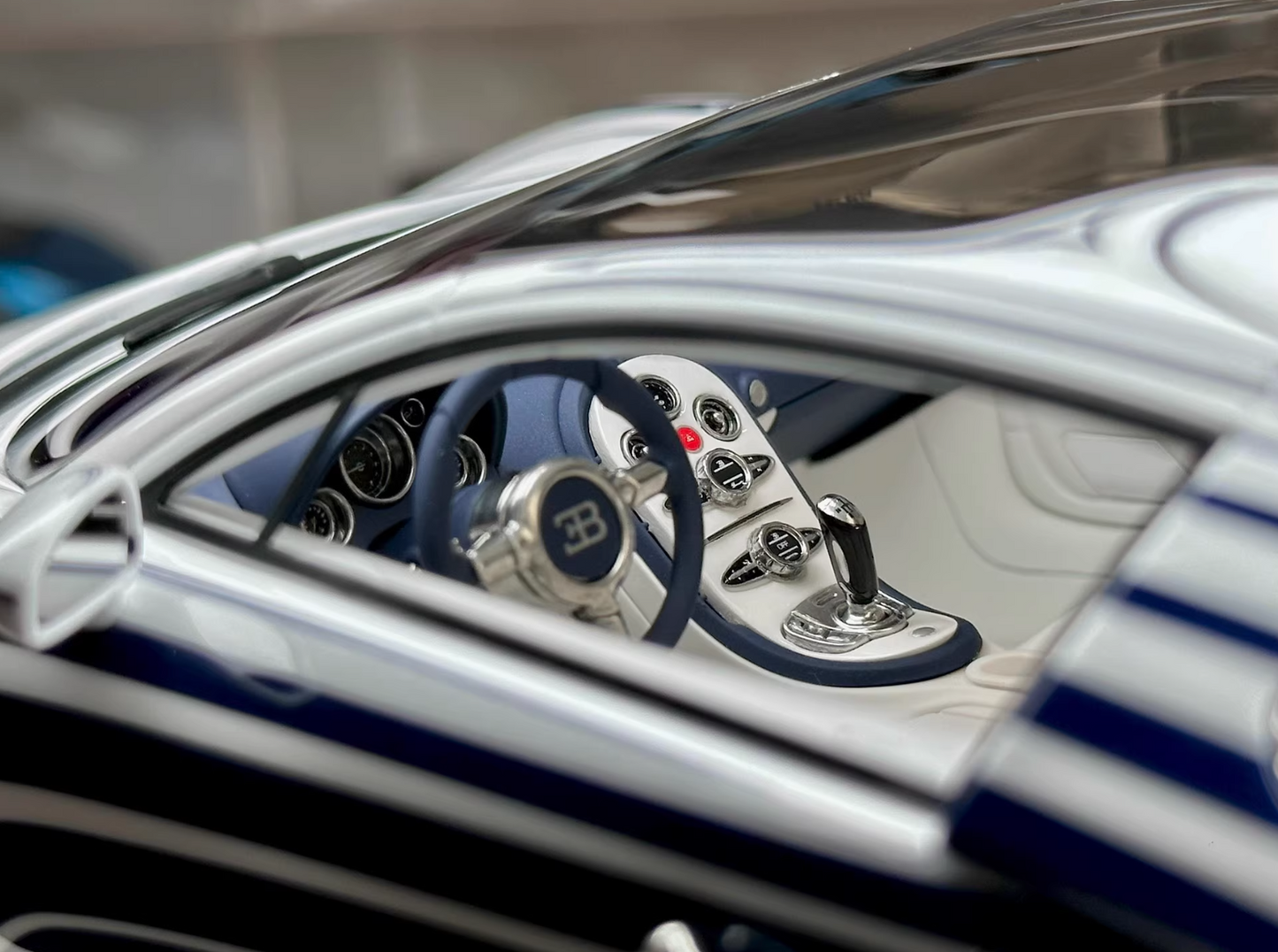 DG 1/18 Bugatti Veyron Resin Model Ceramic Blue & White