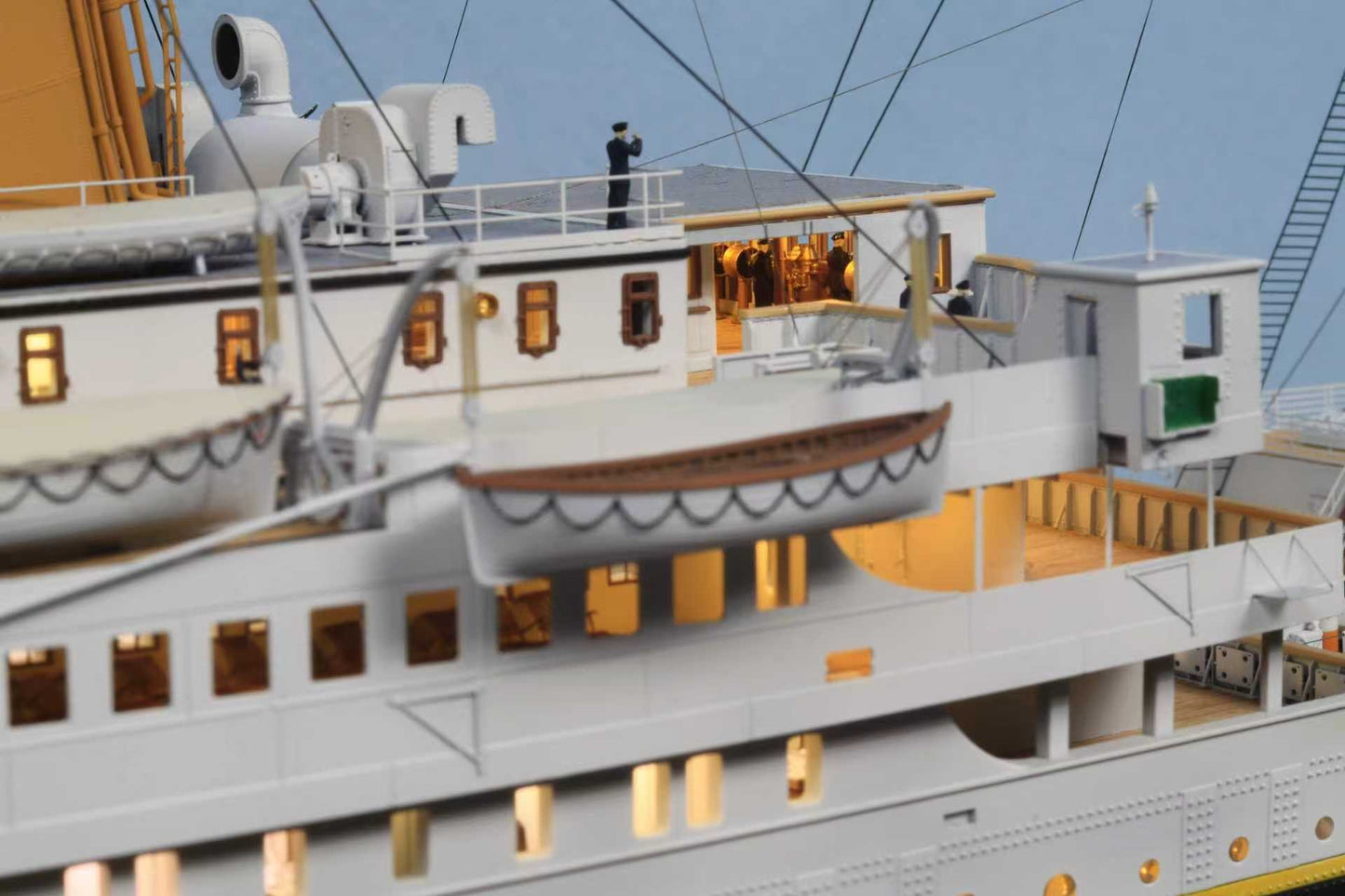 1/200 RMS Titanic Finished Model with Interior Structure – Museum-Grade Edition