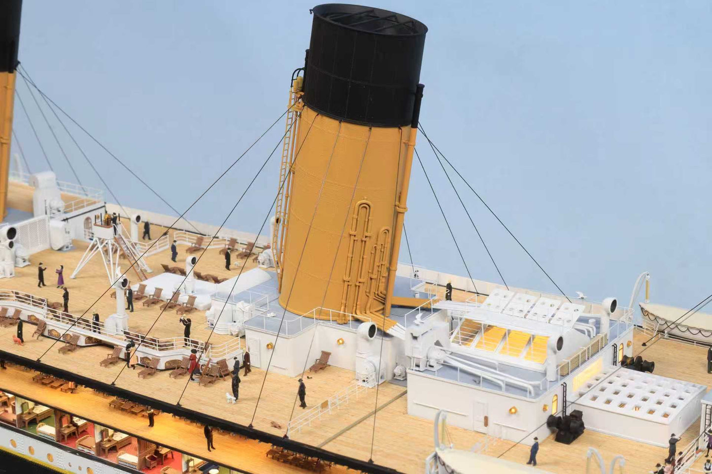 1/200 RMS Titanic Finished Model with Interior Structure – Museum-Grade Edition