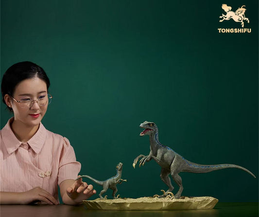 Scultura in ottone raffigurante un Velociraptor e un cucciolo di dinosauro di Tongshifu – Edizione limitata 999 pezzi – Arte artigianale da collezione per esposizione in casa o in ufficio (4,2 kg)