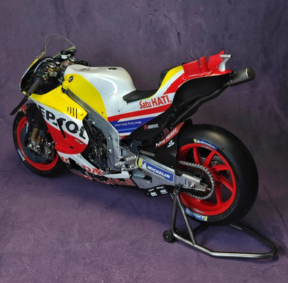 Honda 1/6 GP23 Gloss Finish Resin Motorcycle Model – Pre-order