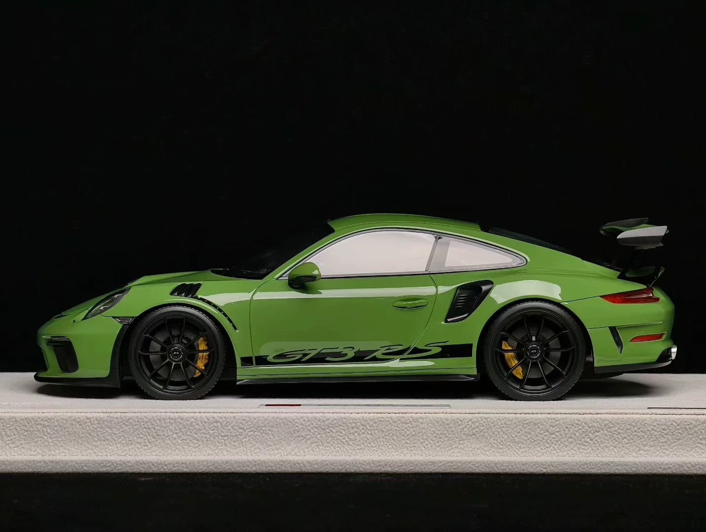 Make Up 1/18 Porsche 911 GT3 RS Resin Model Exclusive Edition