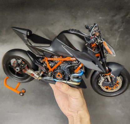 1/6 KTM 1290 Super Duke Resin Motorcycle Model | 340+ Parts | Hand-Assembled Chain | Black/Orange Frame