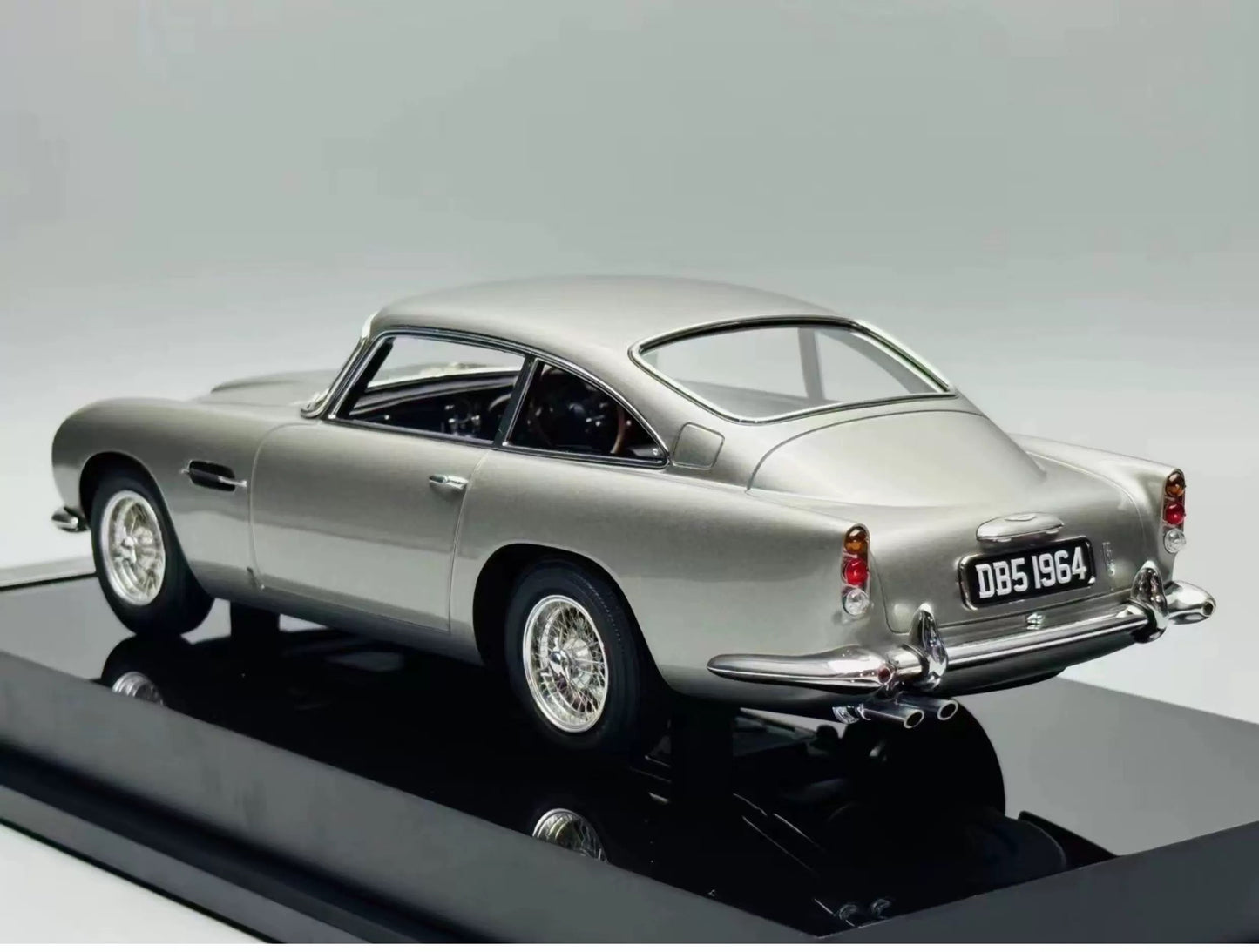 Amalgam 1/18 Aston Martin DB5 Vantage Resin Model
